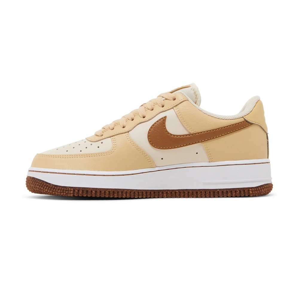 Nike Tan and Brown Sneakers